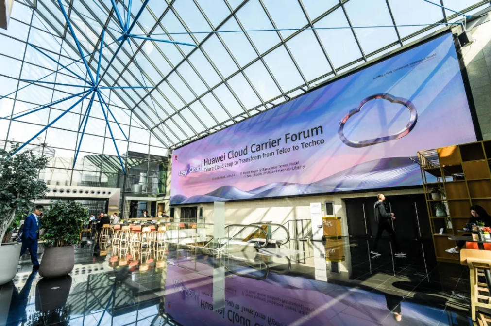 乘风AI 国际化再加速！鸿运国际动力亮相MWC 2025